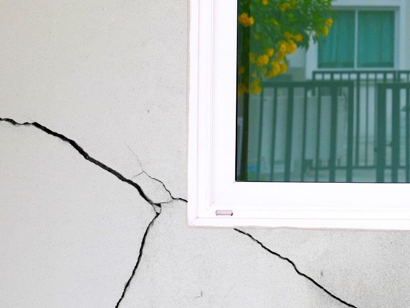 fixing wall cracks around a house window frame